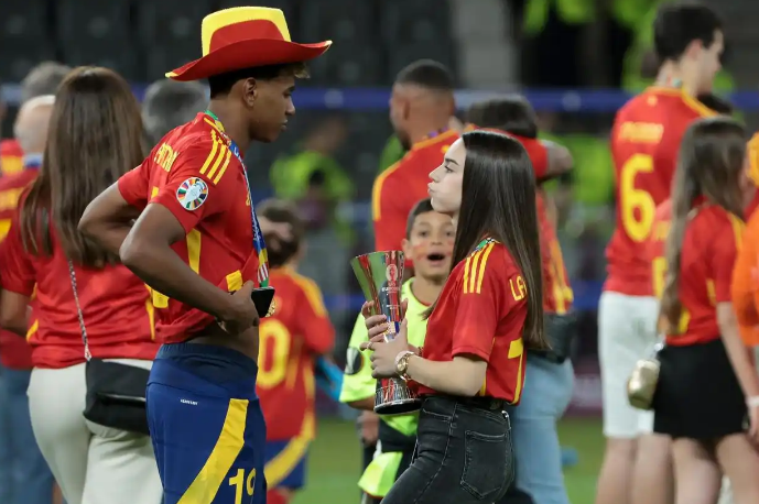 妮基, 迪拉开启了 妮基, 迪拉开启了