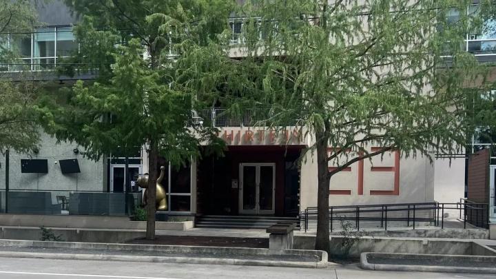 门上贴有通, 哈登的母亲, 日讯